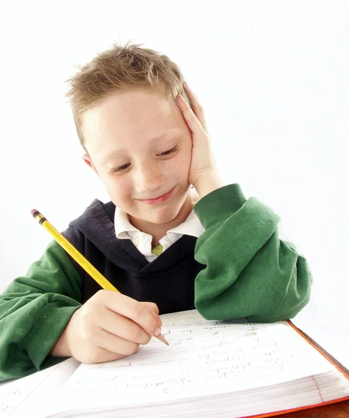 Kleines Schulkind auf seinem Schreibtisch — Stockfoto