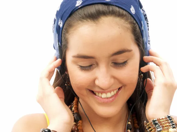 Νεαρή γυναίκα ακούγοντας μουσική — Φωτογραφία Αρχείου