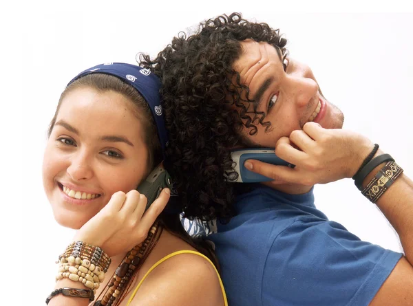 Pareja joven usando un teléfono móvil . — Foto de Stock