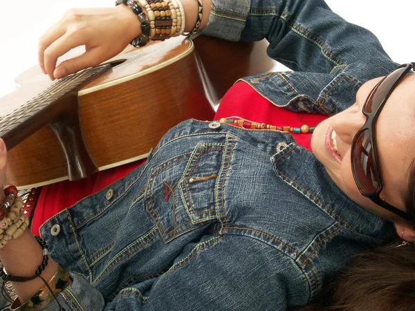 Mujer joven cantando con una guitarra . — Foto de Stock