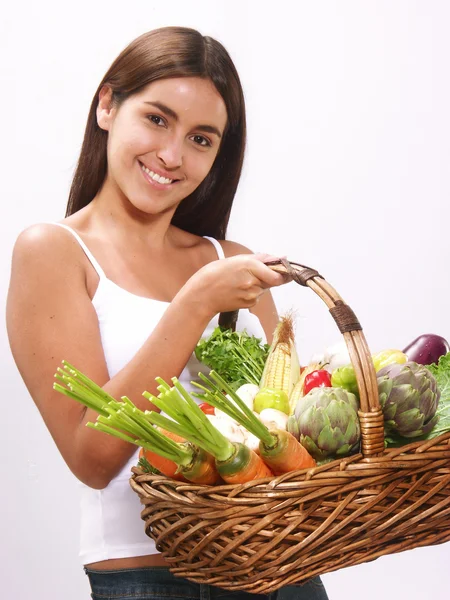 Jovem segurando uma cesta de legumes . — Fotografia de Stock