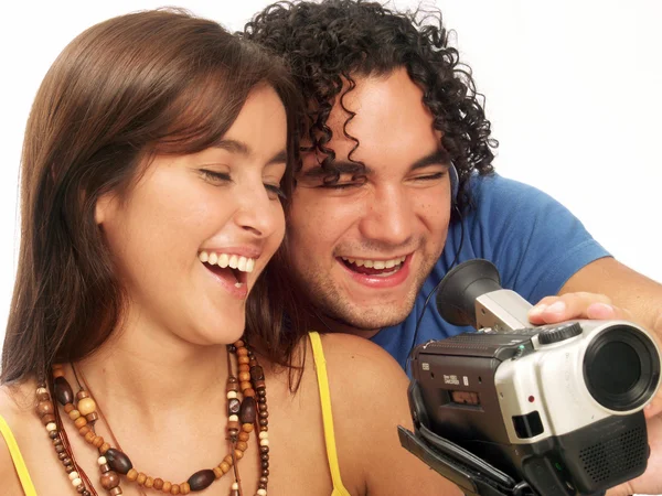 Jovem casal assistindo uma tela de câmera de vídeo . — Fotografia de Stock