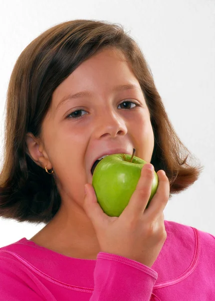 Kleines Mädchen, das frische Äpfel hält und isst — Stockfoto