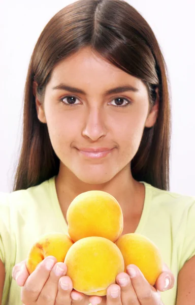 Mujer joven sosteniendo melocotones . — Foto de Stock