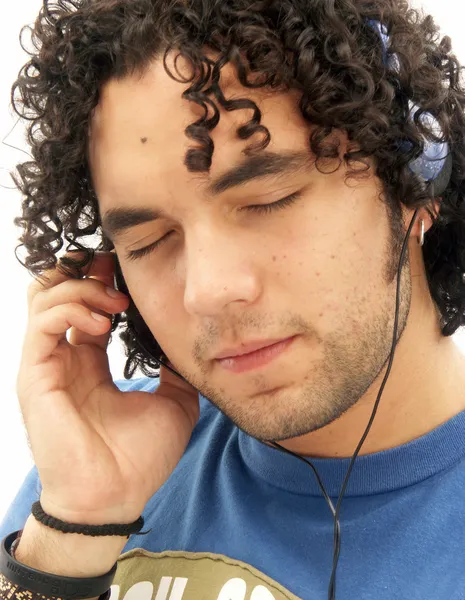 Joven escuchando música usando auriculares . —  Fotos de Stock