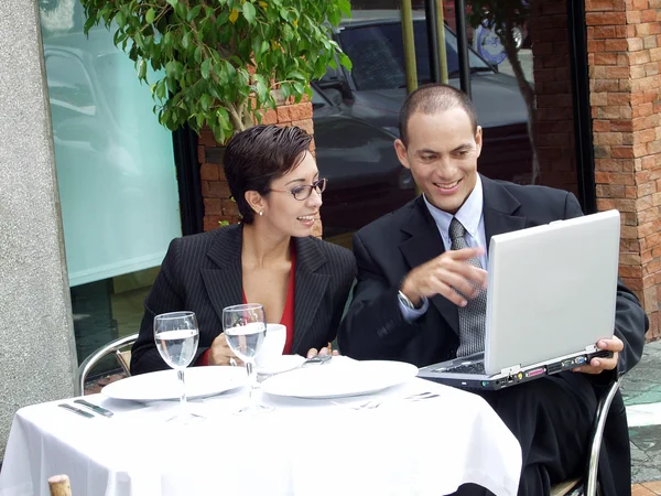 Giovane coppia che lavora in un caffè utilizzando un computer portatile . — Foto Stock