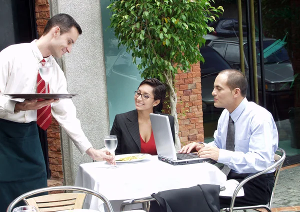 Jeune couple travaillant dans un café en utilisant un ordinateur portable . — Photo