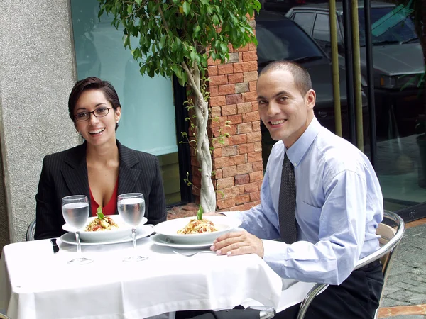 Hispanic paar delen in een restaurant. — Stockfoto