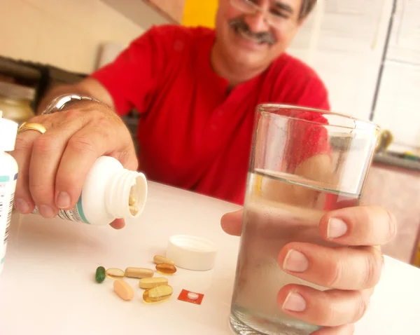 Adulto médio recebendo seus comprimidos . — Fotografia de Stock