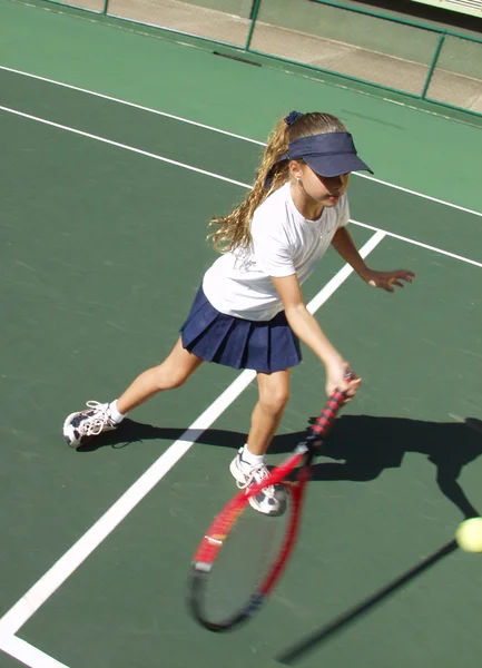 Маленький ребенок играет в теннис — стоковое фото