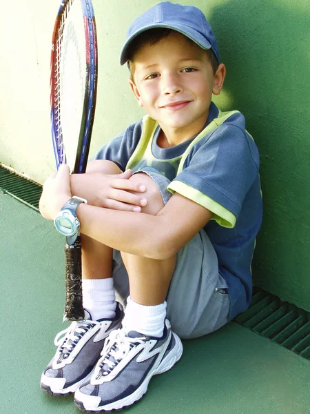 Lilla kid tennis porträtt. — Stockfoto