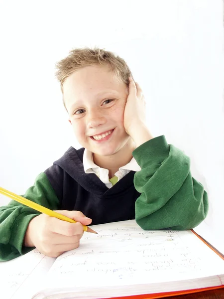 Liten skola unge på hans skrivbord — Stockfoto