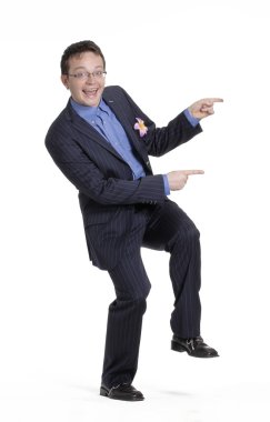 beyaz zemin üzerine adam portresi.