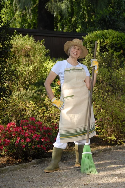 Jardinería de mujer adulta mediana . —  Fotos de Stock