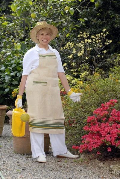 Mitten av vuxen kvinna gardening.watering växter. — Stockfoto