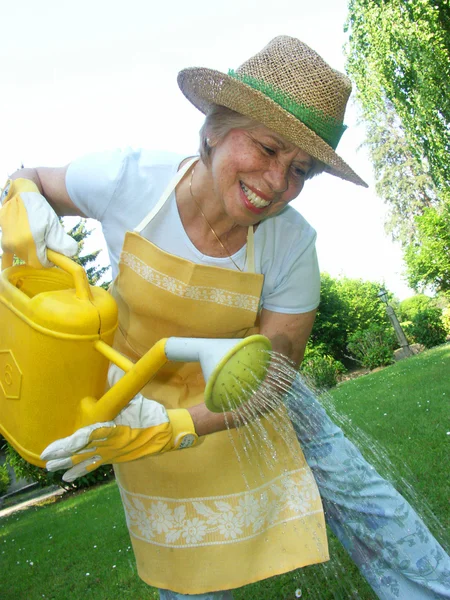 Mitten av vuxen kvinna gardening.watering växter. — Stockfoto