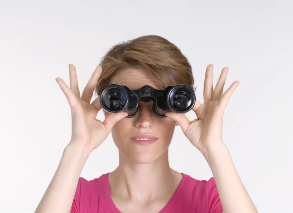 Junge Frau blickt durch Ferngläser. — Stockfoto