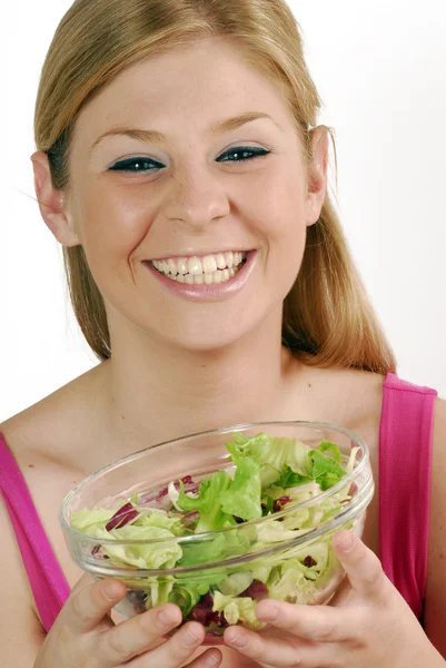 Jeune femme tenant un saladier de légumes — Photo