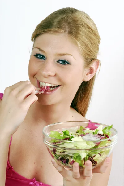 Jovem segurando uma tigela de salada vegetal — Fotografia de Stock