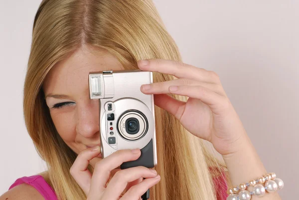 Young blonde woman taking a picture. — Stock Photo, Image