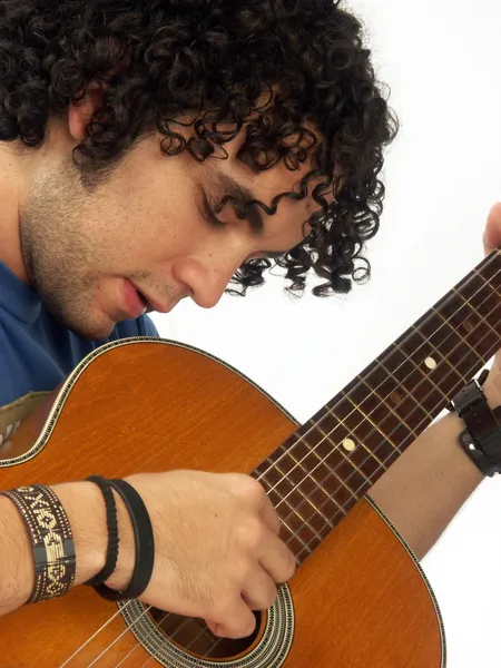 Hispánský mladík hraje kytara. — Stock fotografie