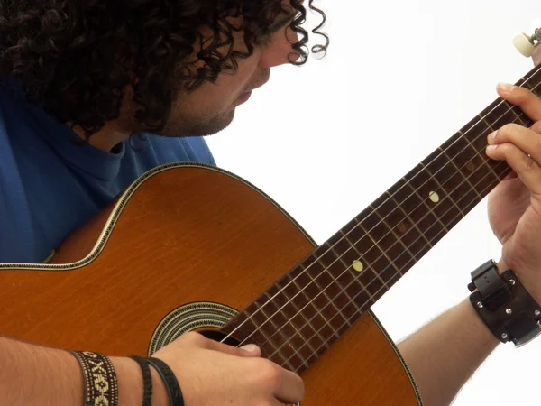 Joven hispano tocando la guitarra . — Foto de Stock
