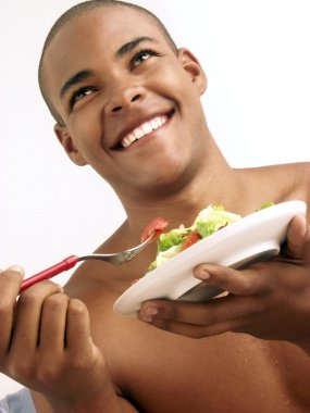 İspanyol delikanlı yeme sebze salatası.