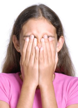 gülümsüyor ve gözleri beyaz zemin üzerine kapsayan sürpriz küçük kız portre.