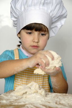 küçük kız kitchen.little çocuk bir mutfakta pizza pişirme.