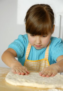 küçük kız kitchen.little çocuk bir mutfakta pizza pişirme.