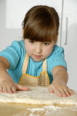 küçük kız kitchen.little çocuk bir mutfakta pizza pişirme.