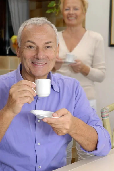 부엌에서 커피를 마시는 행복 한 노인 부부. — 스톡 사진