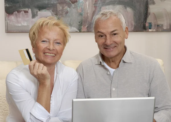 Portrait of a senior couple shopping using computer laptop. — Stock Photo, Image