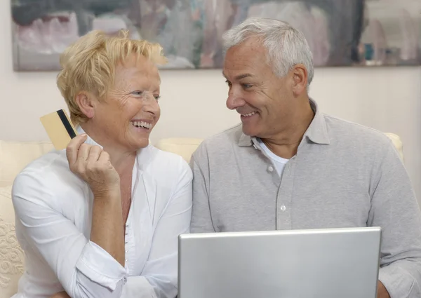 Portrait of a senior couple shopping using computer laptop. — Stock Photo, Image