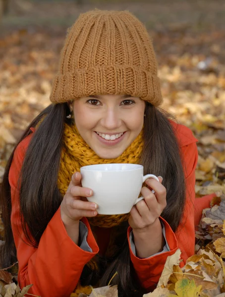 Осенний портрет женщины с горячим напитком . — стоковое фото