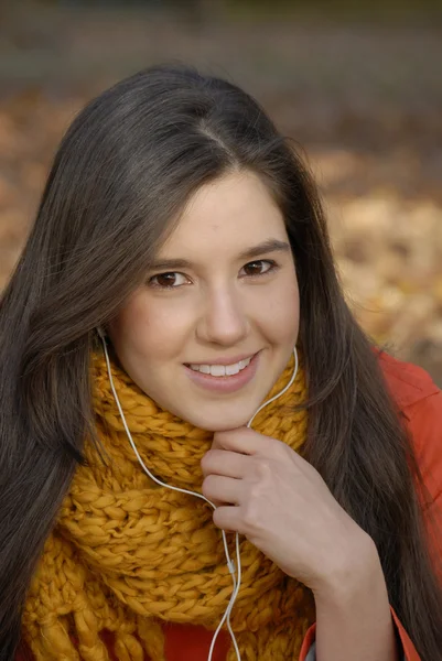 Otoño joven mujer hispana retrato escuchar música . —  Fotos de Stock