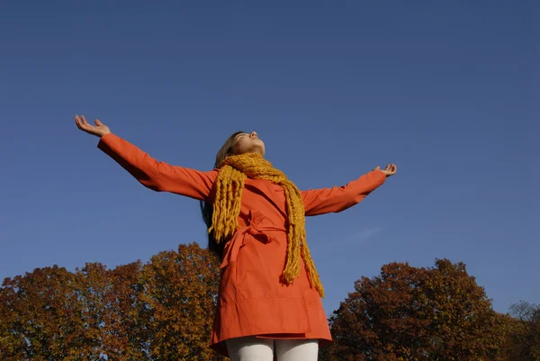 All'aperto autunno giovani donne godendo di una giornata cielo blu . — Foto Stock