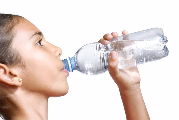 Ragazza che beve bottiglia di acqua minerale . — Foto Stock