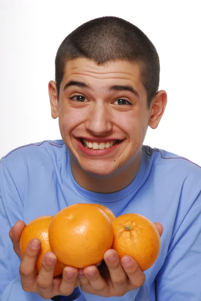 Jeune garçon tenant des oranges couple — Photo