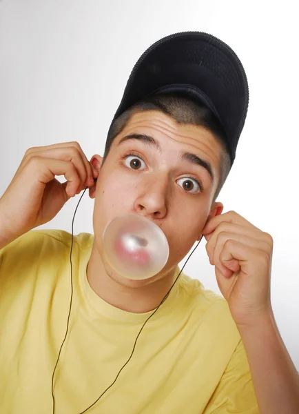 Joven chico haciendo un chicle . —  Fotos de Stock