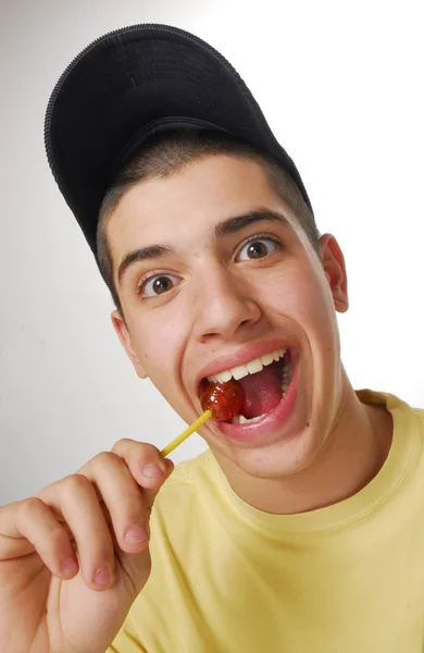 Close up de menino comendo um pirulito . — Fotografia de Stock