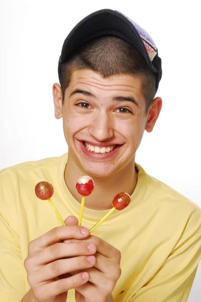 ロリポップを食べる若い男の子のクローズ アップ. — ストック写真