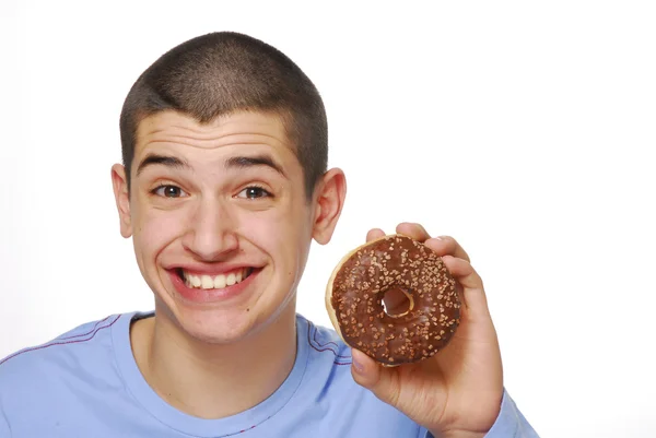 Ragazzino che tiene e mangia ciambelle al cioccolato su sfondo bianco . — Foto Stock