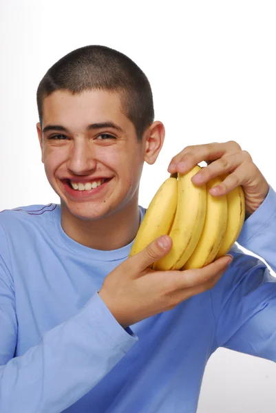 Yong menino segurando um bando de banana no fundo branco . — Fotografia de Stock