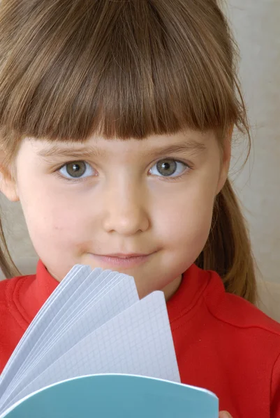 Ritratto bambina leggendo un libro . — Foto Stock