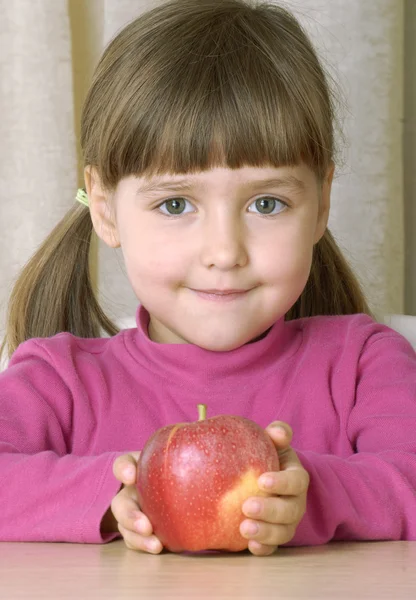 Weinig meisje portret eten van verse rode appel. — Stockfoto