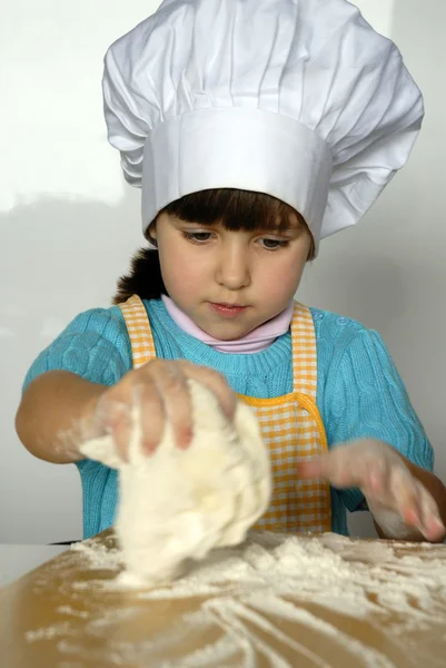 Μικρό κορίτσι μαγείρεμα πίτσα στο παιδί kitchen.little σε μια κουζίνα. — Φωτογραφία Αρχείου