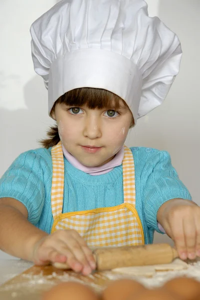 Kleines Mädchen beim Kochen einer Pizza in der Küche. — Stockfoto