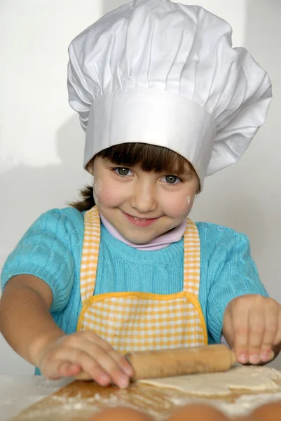 Ragazzina che cucina una pizza in cucina.Ragazzino in cucina . — Foto Stock