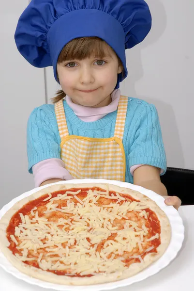 Kleines Mädchen mit einer Pizza.kleines Mädchen mit einer Kochmütze mit einer Pizza. — Stockfoto